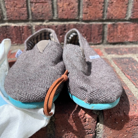 Toms made exclusively for Neiman Marcus. Elastic at top of foot. Size 8 - Picture 4 of 11